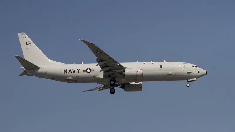 China vigila un avión de la Armada de EE.UU. que sobrevoló el estrecho de Taiwán