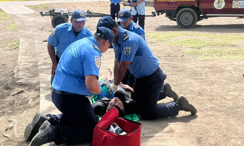 Bomberos se capacitan en técnicas de buceo y rescate en la laguna de Xiloá