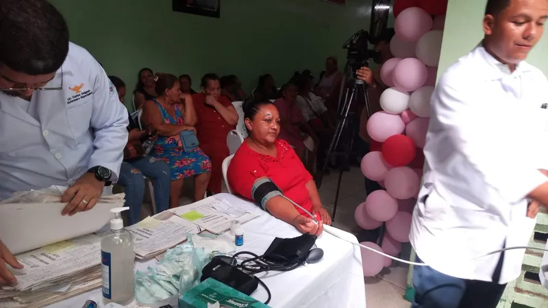 Hospital Oftalmológico celebra a madres con feria de salud visual