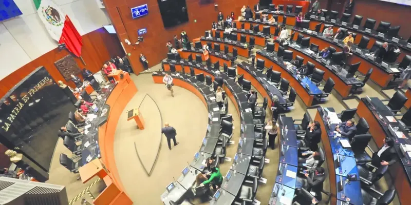 Senado exime a automotrices y gasolineros del límite a deducciones; Ley del ISR regresa a Diputados