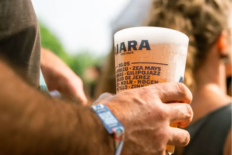 El modelo de vasos reciclables de los festivales es un fracaso, excepto para cobrar más: “Un vaso no es reutilizable porque sea más grueso”