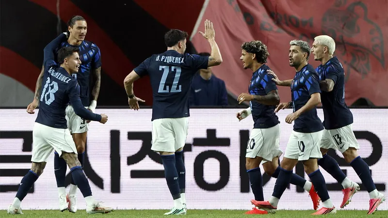 Así fue la primera victoria de Diego Forlán con Uruguay