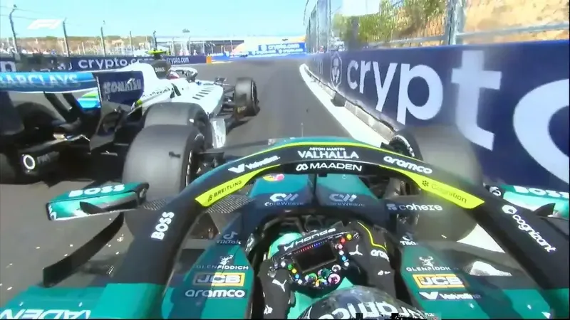 Fernando estalla contra Sainz: "En la salida se ha chocado contra dos coches y ahora me echa contra el muro"