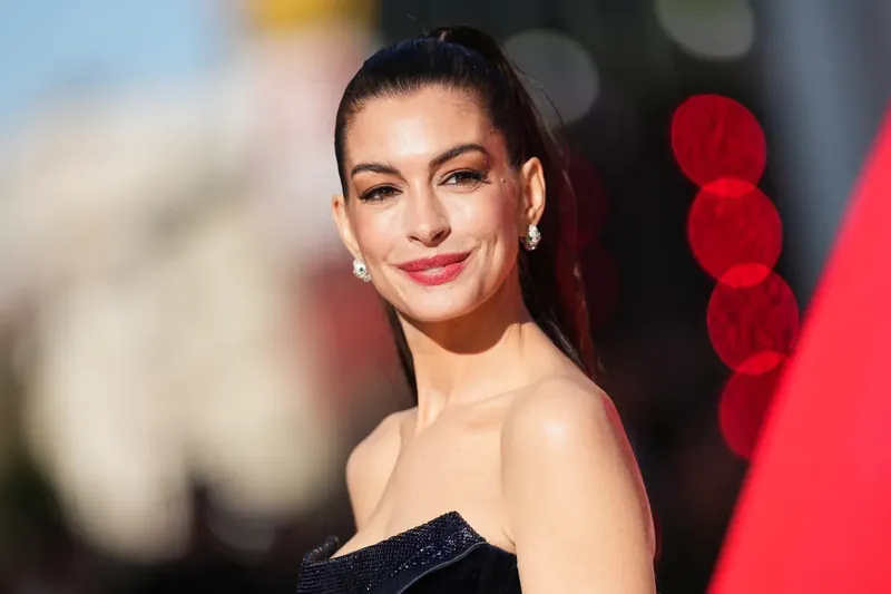 ¿Cómo Anne Hathaway ocultó su embarazo durante la promoción de The Devil Wears Prada 2?