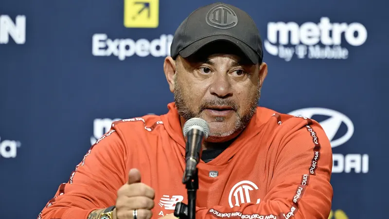 El “Turco” Mohamed y la autopsia del Tri: Cinco minutos de desconexión y el apagón publicitario de la Liga MX