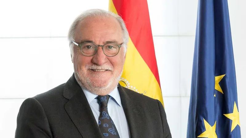 Pere Navarro, director de la DGT, dice que España es “un país chungo” en el que la gente no se gasta 40€ en la baliza V-16 “porque es iniciativa de Pedro Sánchez”