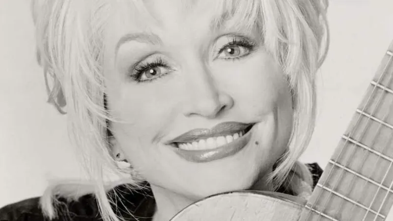 Dolly Parton (†80). "Prefiero desgastarme que oxidarme, porque creo que mucha gente, cuando se retira, empieza a oxidarse..."