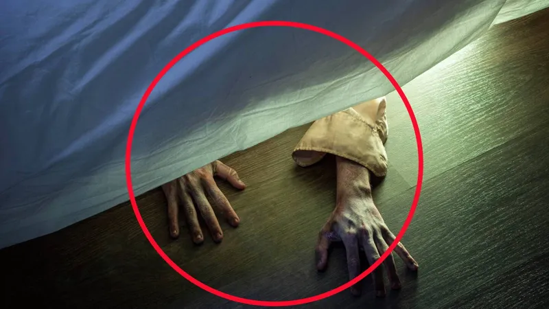 Terror en un hotel: Sujeto se esconde DEBAJO DE LA CAMA de una pareja mientras dormían