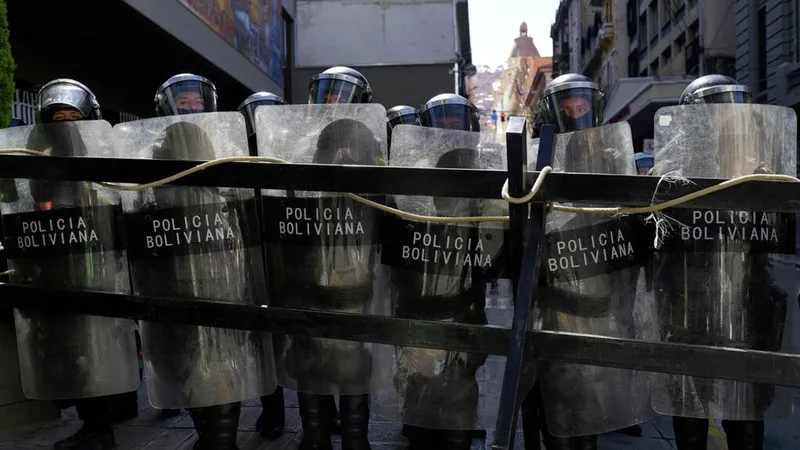 El inminente estado de excepción en Bolivia será "un terrible error político", dice experto