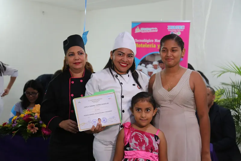 Diez mil jóvenes y adultos se gradúan en cursos para el emprendimiento