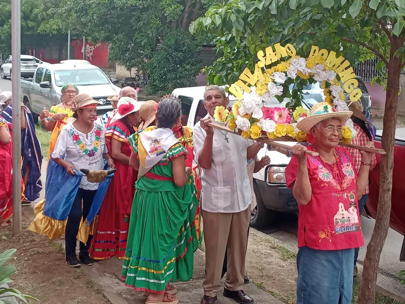 Abuelitos viven con fervor las fiestas en honor a Santo Domingo de Guzmán