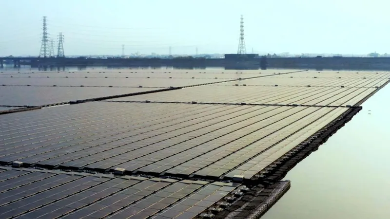 Produce un 12 % más de energía que una planta terrestre: Taiwán prueba las ventajas de los paneles solares en el mar, ahorrando suelo y aumentando la rentabilidad