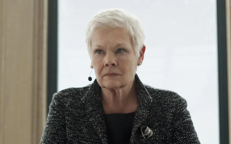 Judi Dench, cada vez más afectada por su pérdida de visión: "Ya no puedo actuar, si quiera leer"