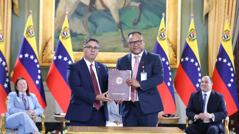 Venezuela y Shell firman acuerdos para desarrollar el campo gasífero Loran