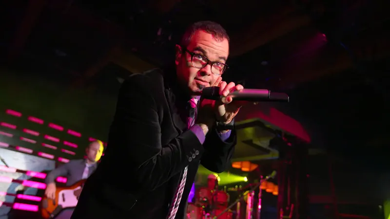 Aleks Syntek vuelve a preocupar y a generar conversación en redes tras mostrarse sin peluquín