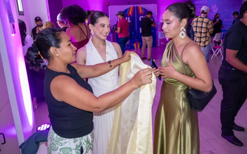 Reinas universitarias participan en encuentro de arte, moda y diseño