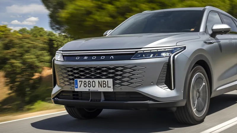 China no sólo ‘domina Europa’ con sus coches eléctricos: un 34% de los híbridos enchufables también son chinos