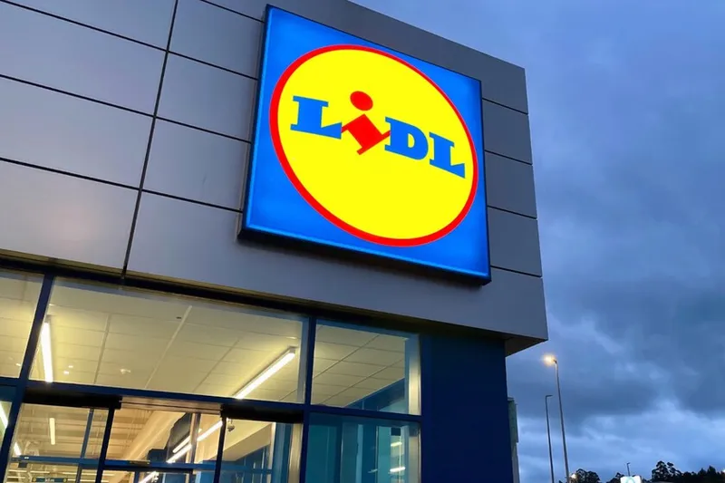 Hoy en Lidl, este monitor gaming económico que alcanza los 180 Hz es una compra top. Pero aquí hemos encontrado uno aún mejor (y más barato)