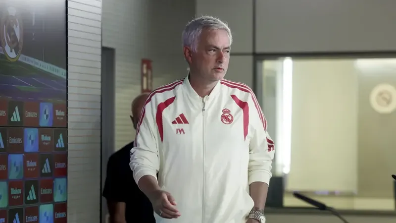 Mourinho: "Creo que el madridismo cada vez entiende más a lo que el Real Madrid se enfrenta"