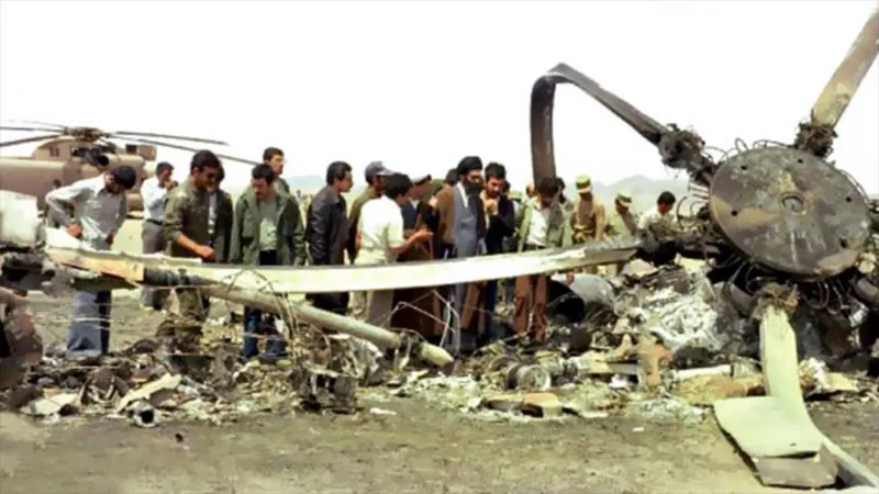Fotos: Visita del ayatolá Jamenei a los restos del equipo militar de EEUU en Tabas en 1980