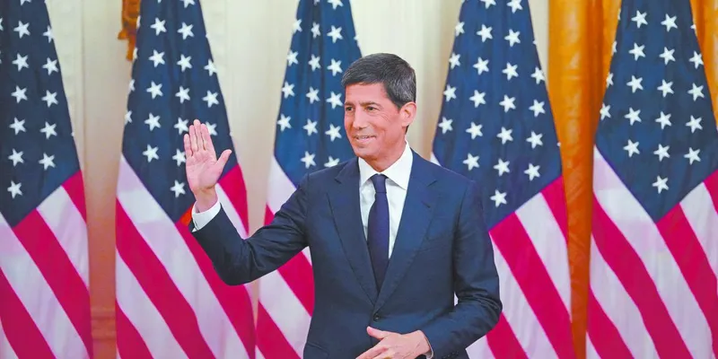 Warsh asume el mando de la Fed en medio de presiones por alzas de tasas
