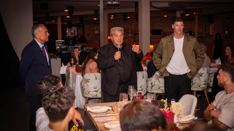 La intrahistoria de la cena: regalo para Lewy, discurso de Laporta y cántico de Yuste