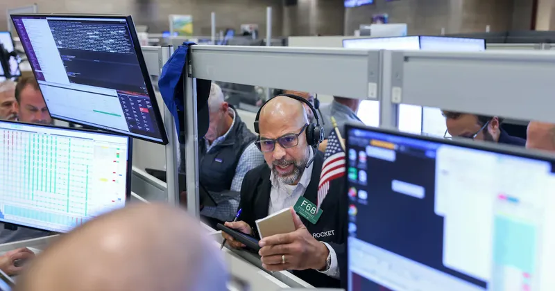 Agosto pone a prueba a Wall Street: qué dice la historia sobre el S&P 500, el dólar y el oro