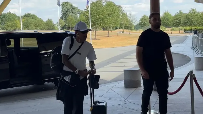Raphinha se suma a la concentración en Saint George's Park