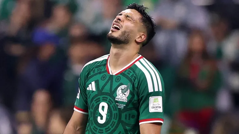 Raúl Jiménez y Julián Quiñones 'abandonarán' a México