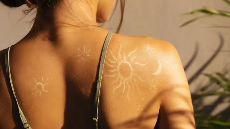 Todo lo que no te dicen de los tatuajes solares, ¿vale la pena hacerlos?