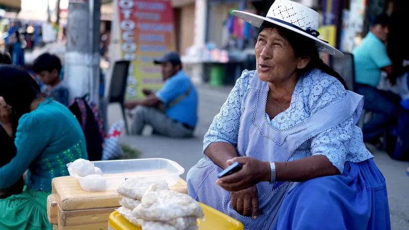 "La informalidad laboral es un problema estructural" en Bolivia, afirma una experta