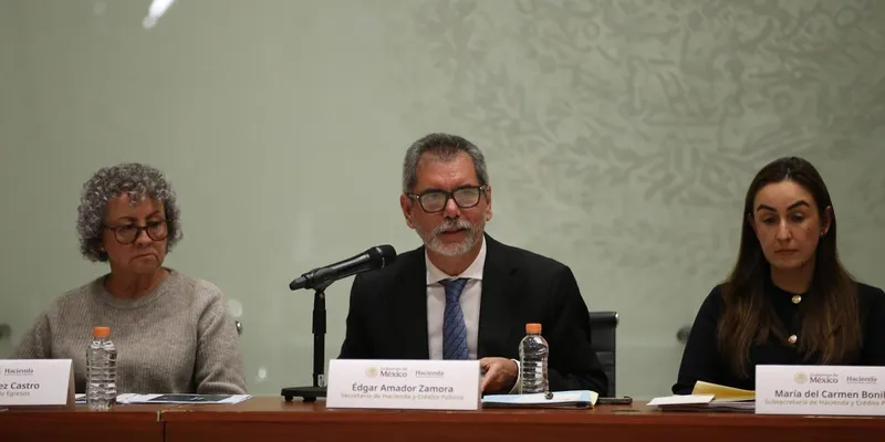 No debemos preocuparnos por la deuda pública: Amador Zamora
