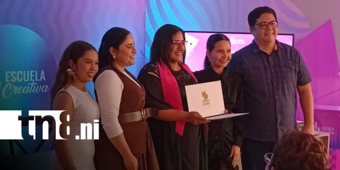 Nicaragua Diseña entrega diplomas a 27 jóvenes en fotografía y moda