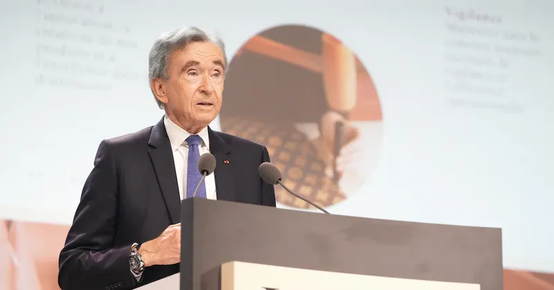 El magnate Bernard Arnault debuta en X para responder a críticas sobre su familia