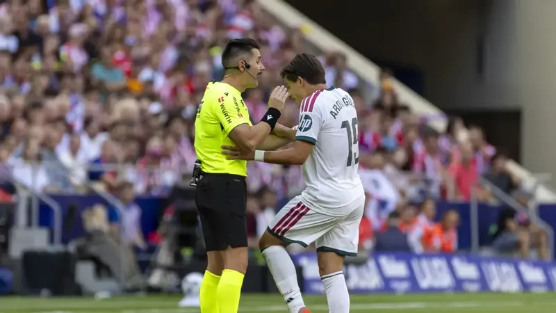 Roja perdonada a Güler: un codazo a Peque sin balón que se va al limbo