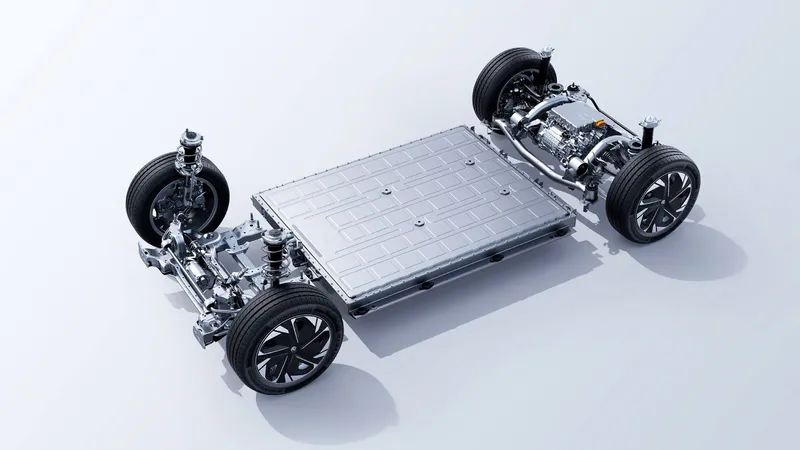 Ni química ni materiales raros: el sencillo truco que puede duplicar la vida útil de las baterías de los coches eléctricos, según la Universidad de Cambridge