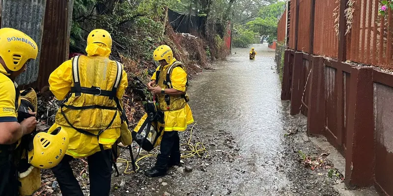 Bomberos rescatan niños y adultos tras severas inundaciones en Liberia