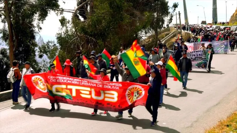 Maestros de Bolivia rechazan privatización y descentralización educativa