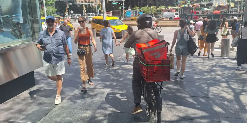 Peatones reclaman recuperar las aceras de Nueva York ante el auge de bicicletas eléctricas...