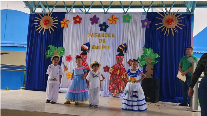 Pasarela de trajes tradicionales resalta la riqueza cultural de Nicaragua en el Colegio Otto de la Rocha