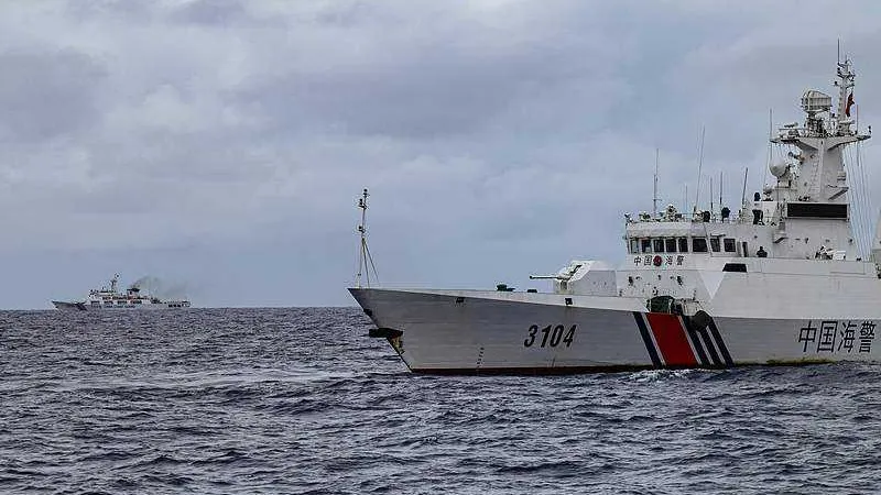 China critica a un buque filipino por embestir a un buque de la Guardia Costera de China cerca de Xianbin Jiao