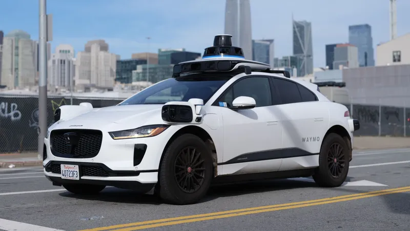 Hasta seis veces más consumo que un Tesla CyberCab: el lastre que Waymo arrastra con sus robotaxis actuales no es fácil de arreglar