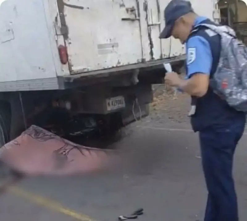 Joven motociclista termina sin vida debajo de un camión, en Chontales