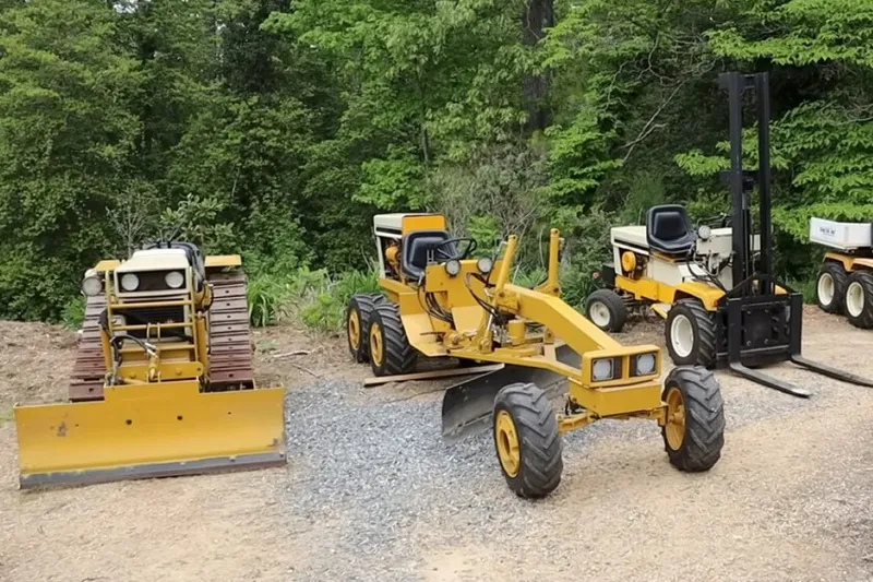 Hay gente que restaura coches clásicos. Él fabrica bulldozers y camiones articulados con piezas de cortacéspedes y tractores viejos