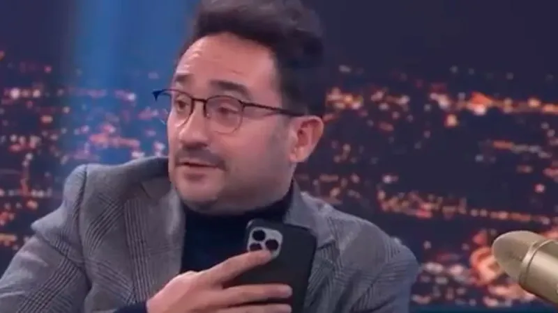Hay una persona a la que J.A. Bayona puede llamar a cualquier hora del día: "Me llama cuando está en los karaokes"