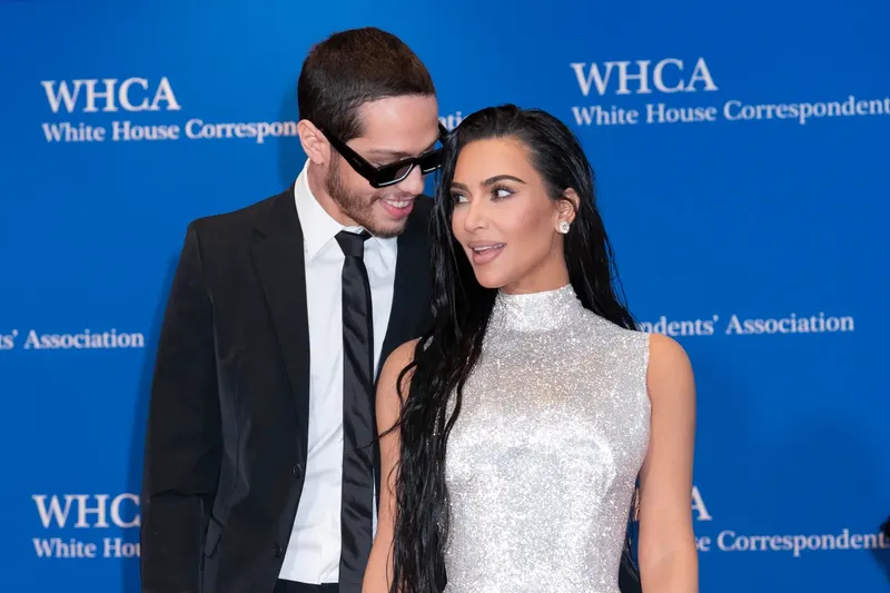 Pete Davidson elogia la faceta actoral de Kim Kardashian: “Es muy buena”