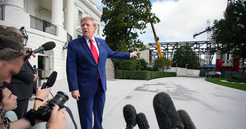 Trump se apura a dejar su huella en Washington, mientras enfrenta demandas judiciales