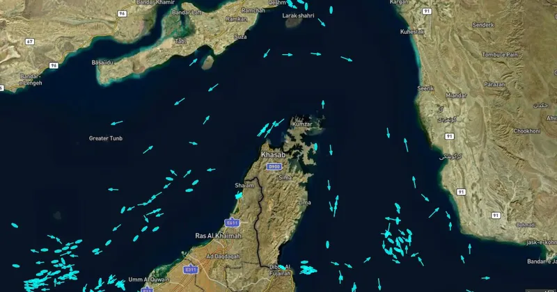 El tráfico por el estrecho de Ormuz se mantiene pese a un nuevo ataque a un buque