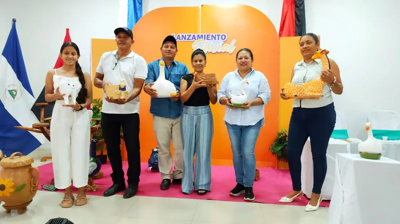 Emprendedora de Jalapa presenta nueva línea de productos en barro “Orígenes de Nuestra Tierra”
