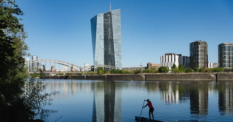El Banco Central Europeo esperaría hasta diciembre para su última subida de tasas, según encuesta